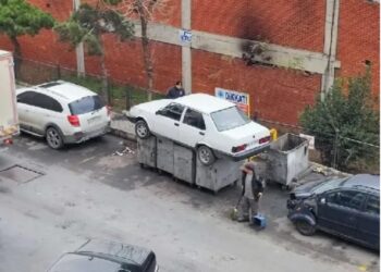 İş yerinin önünü kapatan otomobili çöpe attılar