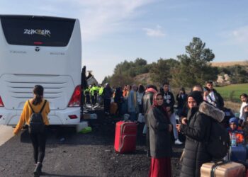 Depremzede öğrencileri taşıyan otobüs kaza yaptı