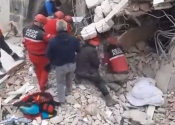 Arama kurtarma ekibinin üzerine enkaz çöktü: Yaralılar var