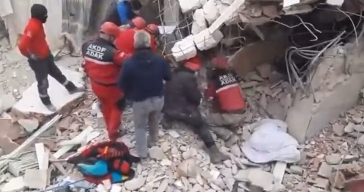 Arama kurtarma ekibinin üzerine enkaz çöktü: Yaralılar var