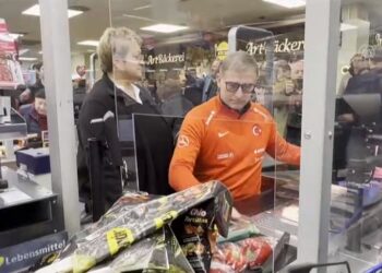 Stefan Kuntz, depremzedeler için kasiyerlik yaptı