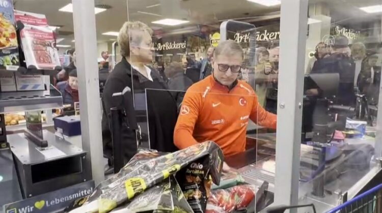 Stefan Kuntz, depremzedeler için kasiyerlik yaptı