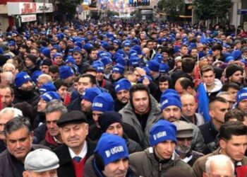 Erdoğan’ın mitingindeki mavi berelilerden FETÖ sabıkalı şirket çıktı