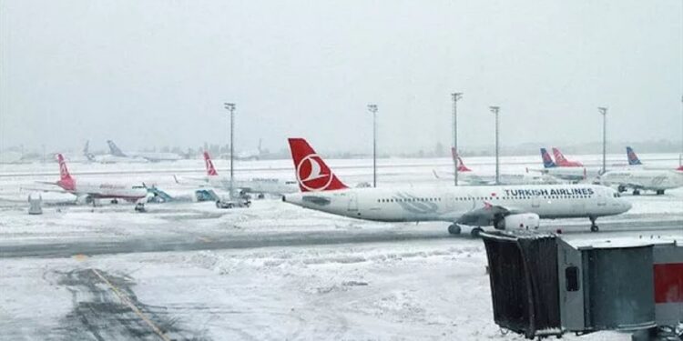 Sabiha Gökçen’de uçuşlara kar engeli