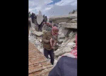 Göçük altında doğum yaptı