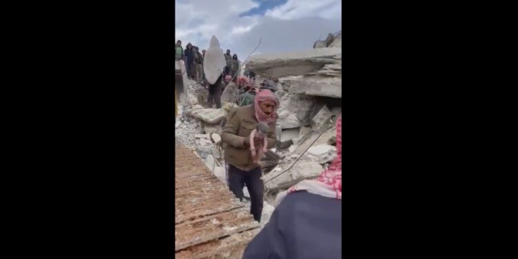 Göçük altında doğum yaptı