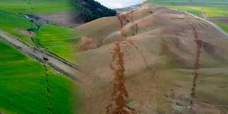 İşte kırılan fay hattının en net görüntüsü