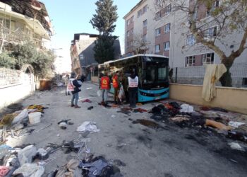 Antakya Elektrik Mahallesi’nde insanlar belediye otobüslerinde kalıyor