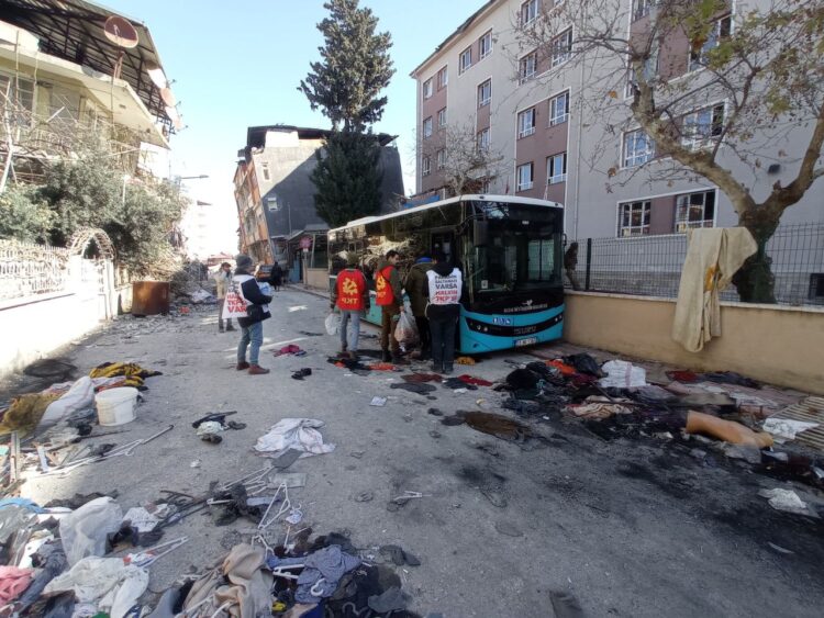 Antakya Elektrik Mahallesi’nde insanlar belediye otobüslerinde kalıyor