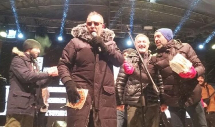 Haluk Levent’ten -10 derecedeki konserinde örnek davranış