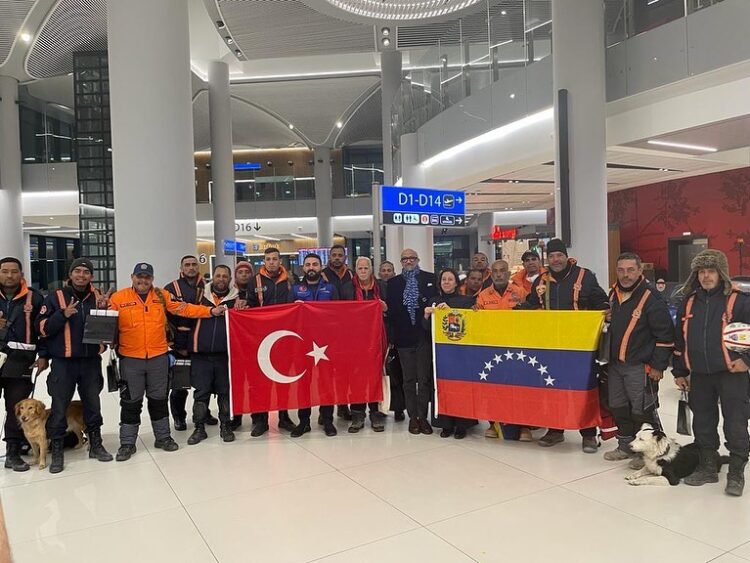 “Simón Bolívar İnsani Yardım Kuvveti” İstanbul’da alkışlarla uğurlandı