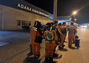 Çin’den gelen 82 kişilik kurtarma ekibi Adana’ya ulaştı
