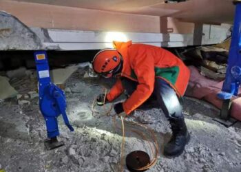 Çin arama kurtarma ekibi 4. kişiyi enkaz altından kurtardı