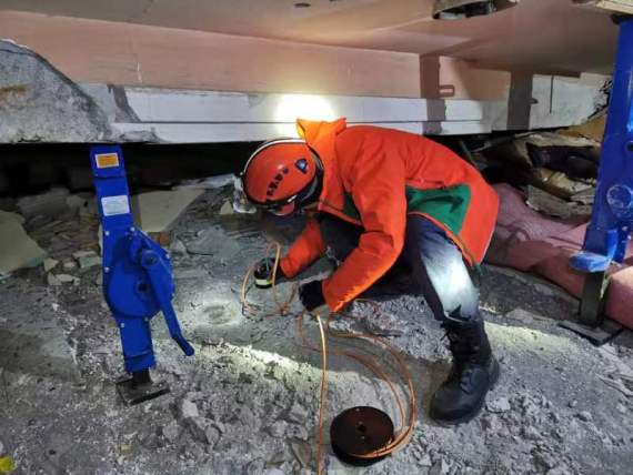 Çin arama kurtarma ekibi 4. kişiyi enkaz altından kurtardı