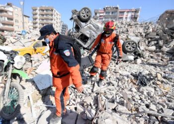 Türk gönüllüler ve Çinli kurtarma ekibi deprem bölgesinde zamana karşı yarışıyor