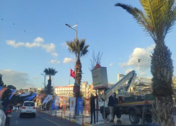 İhale alan firma Erdoğan’ın bayraklarını astı