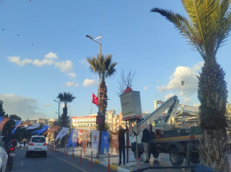 İhale alan firma Erdoğan’ın bayraklarını astı