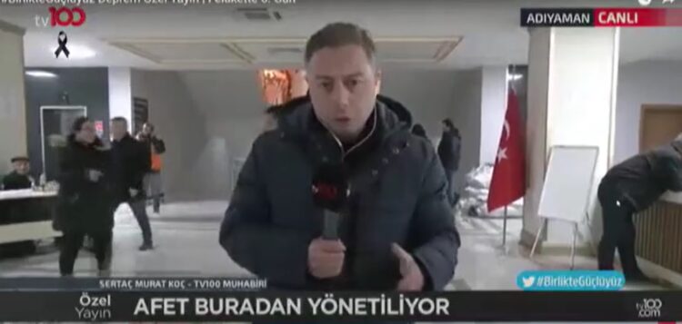 Depremzede ‘çadır yok, elektrik yok’ dedi, muhabir mikrofonu sakladı