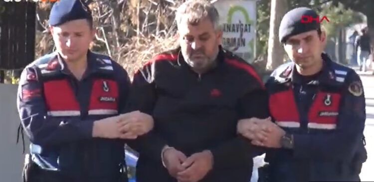 Aranan müteahhit, depremzede gibi kaldığı otelde yakalandı