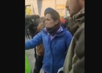 AFAD’ın enkazdaki kadını çıkaran ekibi uzaklaştırmak istemesi tepki çekti