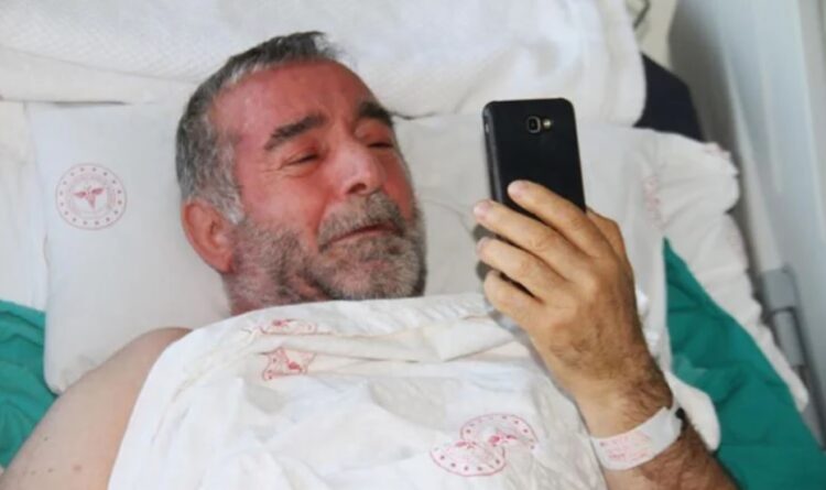 Depremde sokağa savrulan cep telefonu 4 hayat kurtardı