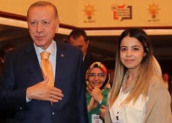 AKP’li Dörtkardeş’in depremzede çocukla çektirdiği fotoğraf tepki çekti