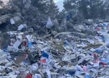 Az hasarlı olan Elbistan Belediyesi yıkıldı; resmi evraklar enkaz altında