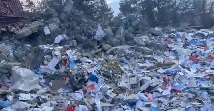 Az hasarlı olan Elbistan Belediyesi yıkıldı; resmi evraklar enkaz altında