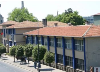 Tarihi Pertevniyal Lisesi deprem riski nedeniyle boşaltılıyor