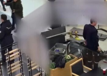 Ayağı yürüyen merdivene sıkışan çocuğun 3 parmağı koptu