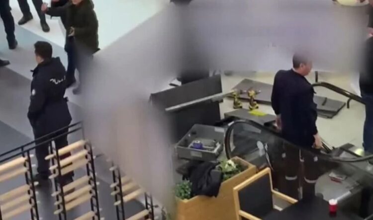 Ayağı yürüyen merdivene sıkışan çocuğun 3 parmağı koptu