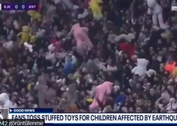 Dünya, sahayı oyuncaklarla donatan Beşiktaş taraftarını konuşuyor