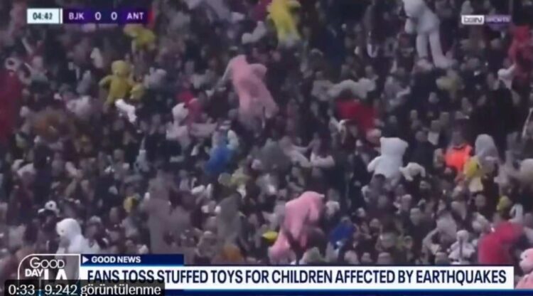 Dünya, sahayı oyuncaklarla donatan Beşiktaş taraftarını konuşuyor