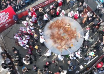 Dev tava kuruldu: 7,5 ton sucuk 2 saatte tükendi…