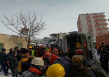 Anne ve çocukları 80’inci saatte kurtarıldı