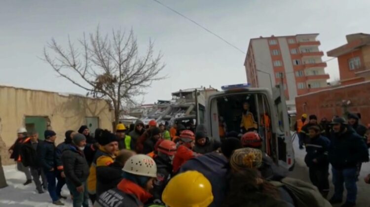 Anne ve çocukları 80’inci saatte kurtarıldı