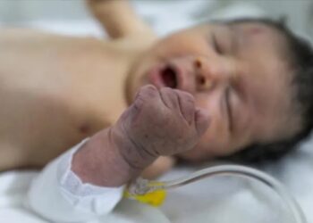 Enkaz altında doğan bebeği evlat edinmek için binlerce kişi başvurdu