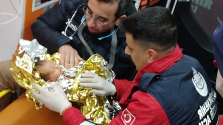 10 günlük Yağız Ulaş bebek 90. saatte enkazdan kurtarıldı