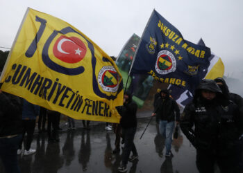 Fenerbahçe taraftarı, TFF’yi protesto etti