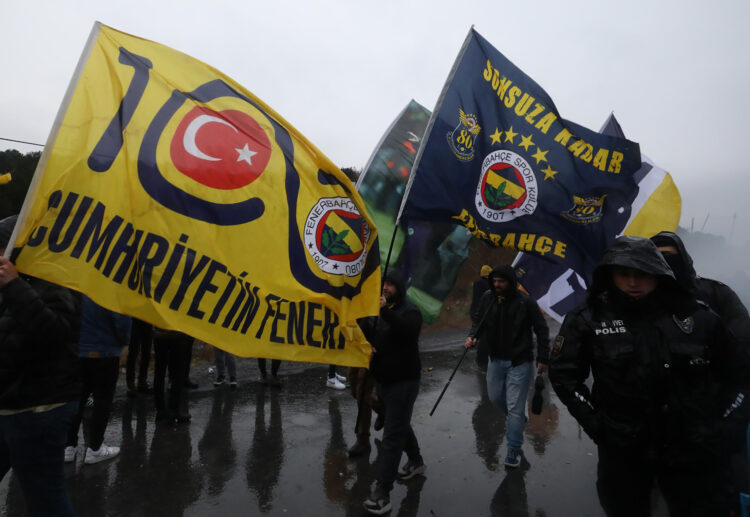 Fenerbahçe taraftarı, TFF’yi protesto etti
