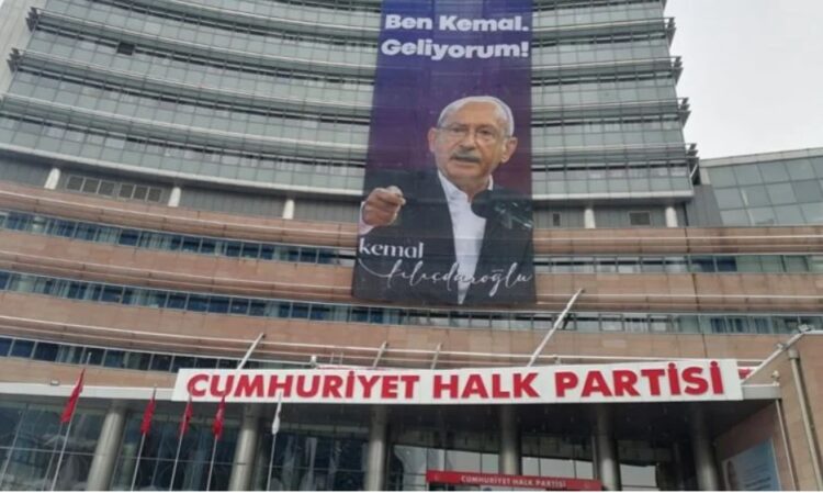 CHP Genel Merkezi’nde dikkat çeken pankart