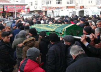 Enkaz altındaki kızının kurtarılmasını bekleyen baba kalbine yenik düştü
