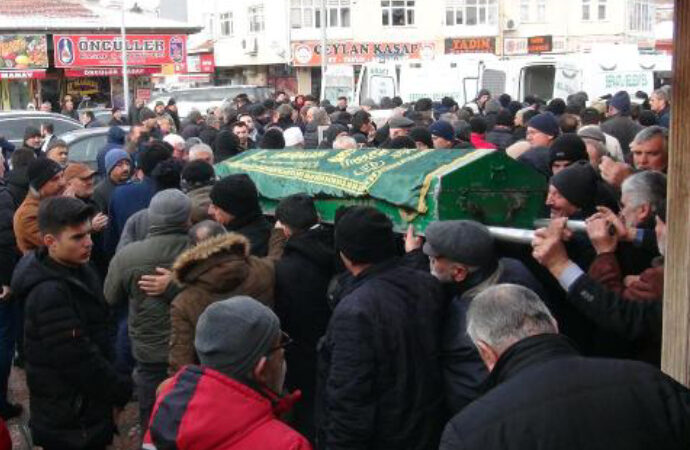 Enkaz altındaki kızının kurtarılmasını bekleyen baba kalbine yenik düştü