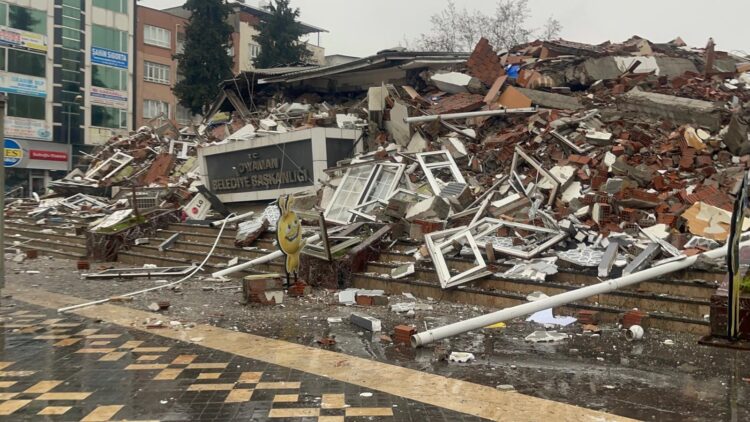 Depremde belediye binası da yıkıldı