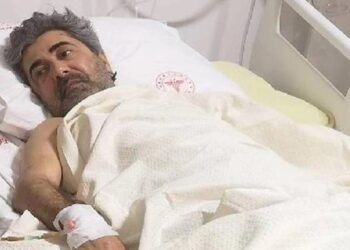 Enkaz altında kalan gazeteci, bileğini bıçakla kestirerek kurtuldu