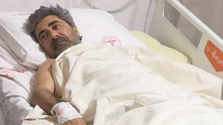 Enkaz altında kalan gazeteci, bileğini bıçakla kestirerek kurtuldu