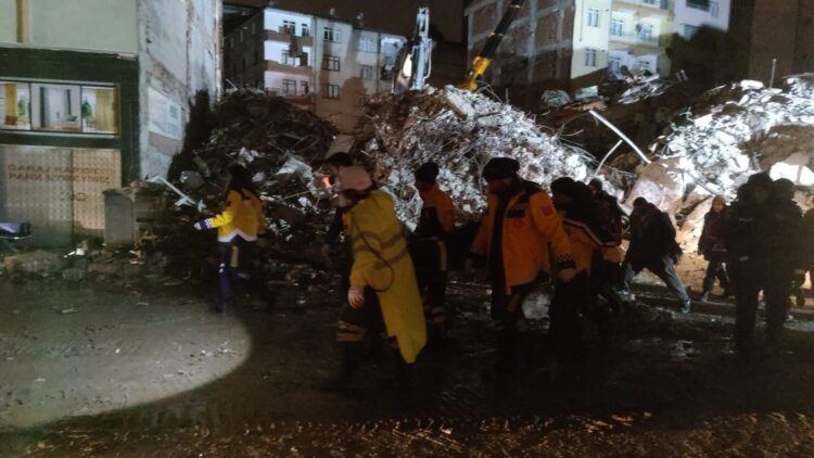 Depremde ikinci gün… Fuat Oktay, son durumu paylaştı