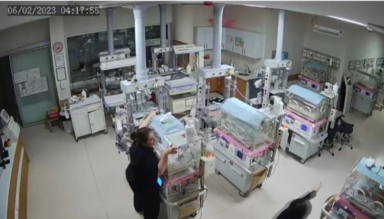 Hemşireler, bebekleri tutmak için hayatlarını hiçe saydı