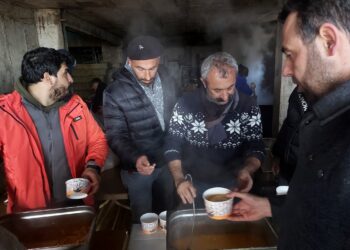 Komünist Başkan, deprem bölgesinde sıcak yemek dağıtımına başladı