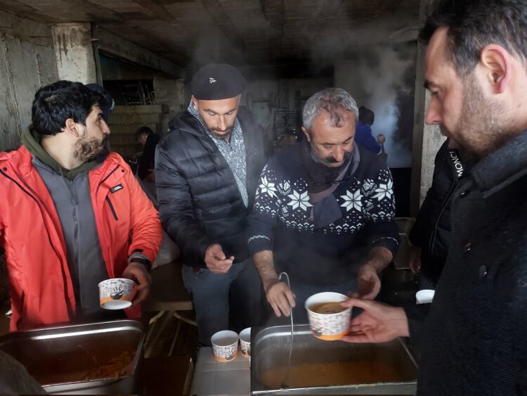 Komünist Başkan, deprem bölgesinde sıcak yemek dağıtımına başladı